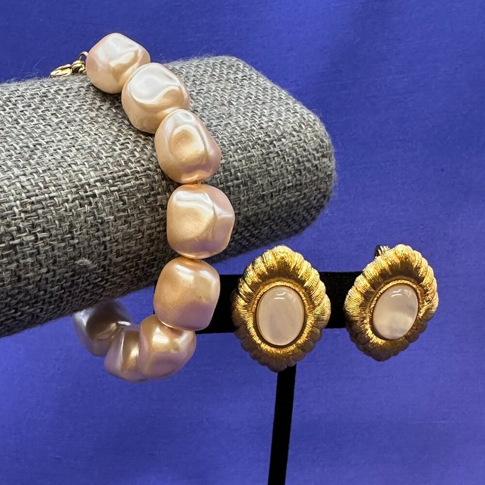 Monet Set. VTG 80s Faux Pearl Clip Earrings & Chunky Faux Pearl Bracelet